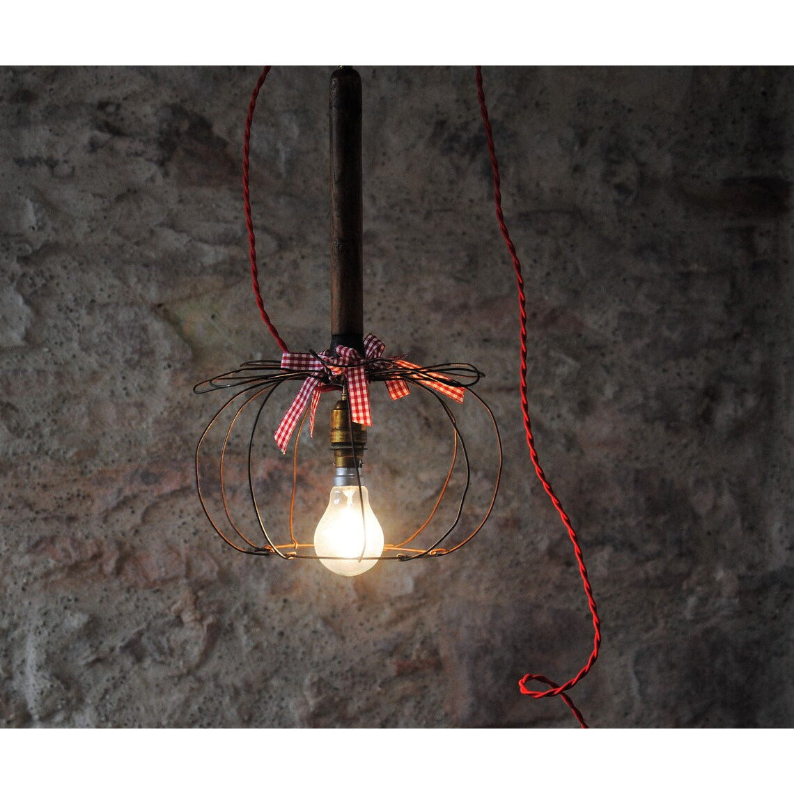 Lampe à poser ou suspendre , baladeuse nomade , ancien fouet de cuisine remanié. Pièce unique.