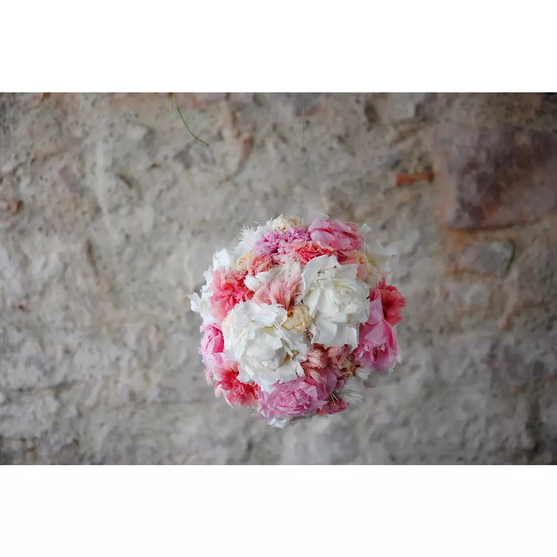 Suspension florale lumineuse, Suspension bohème fleurs blanches et roses, Lustre Salon de Mariage Farmhouse Bohemian, fleurs stabilisées