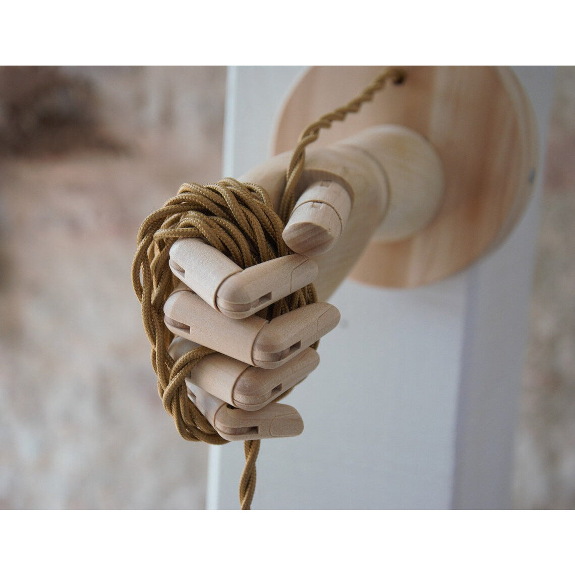Applique main articulée en bois .