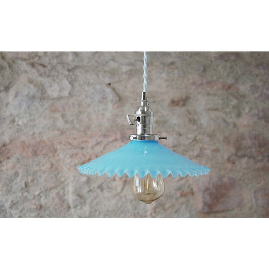 Suspension opaline bleue .