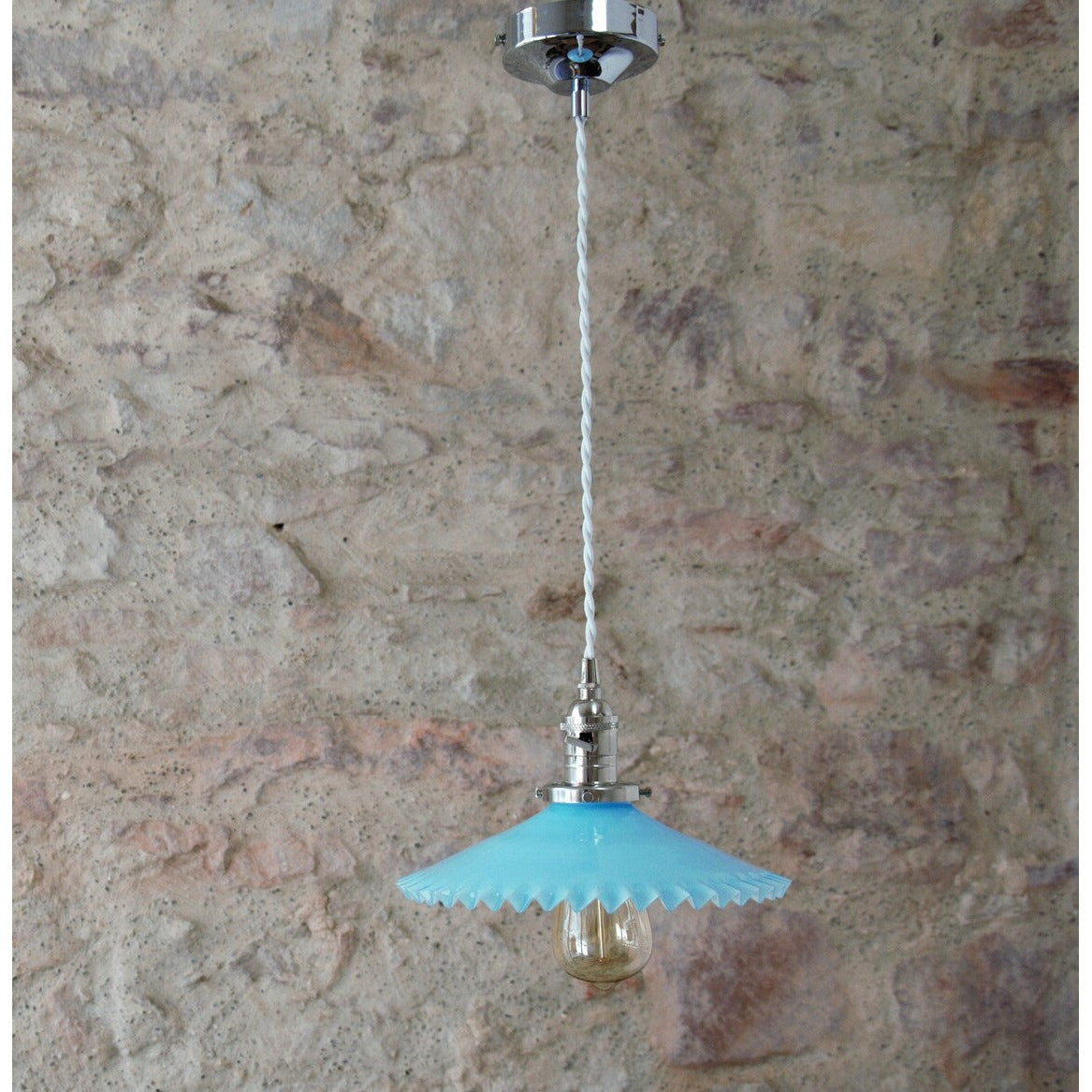 Suspension opaline bleue .