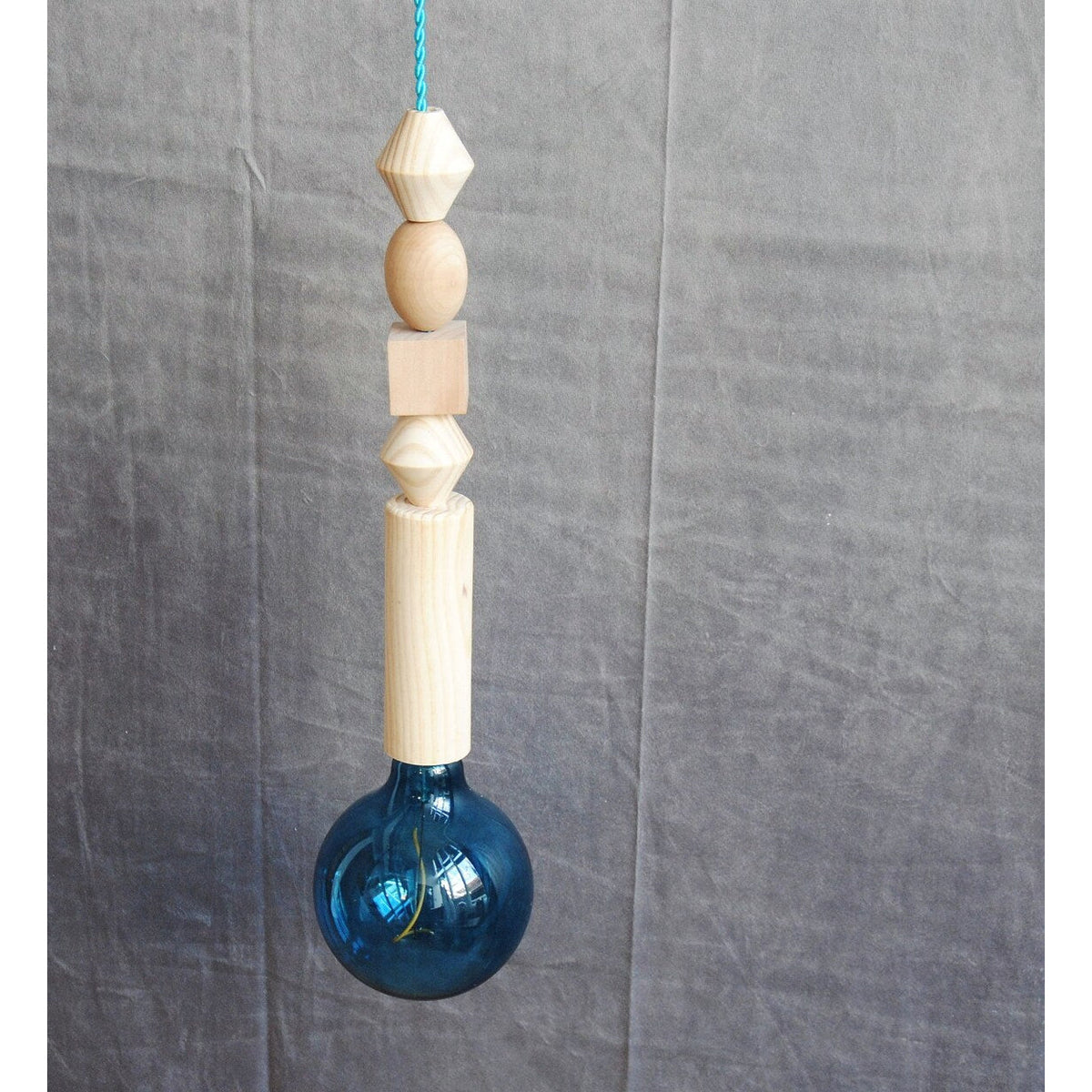 Suspension éléments bois , chambre enfant.