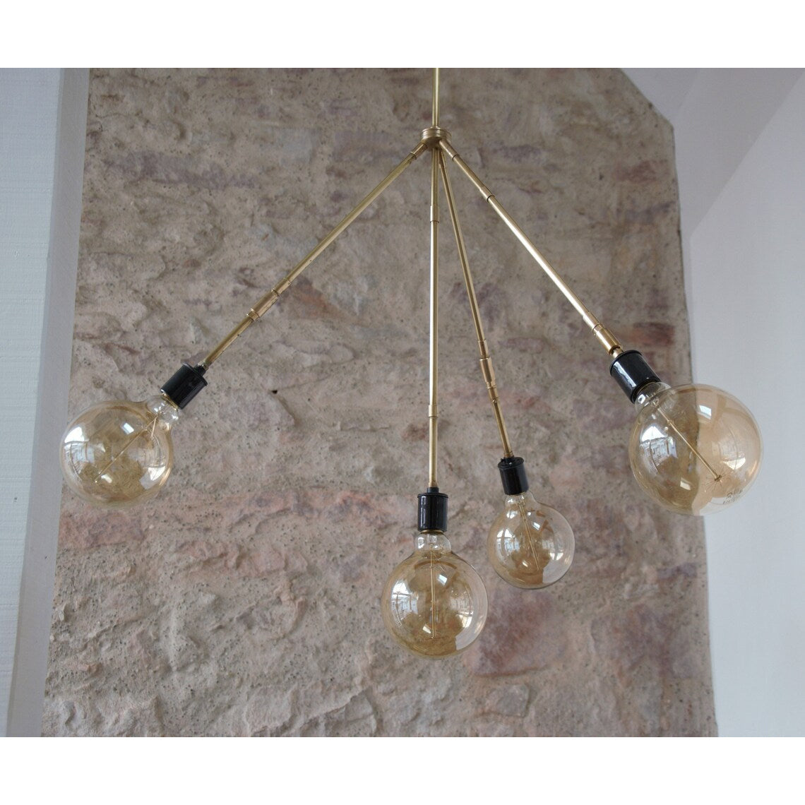 Suspension lumineuse, lustre ampoules, luminaire en laiton massif, lustre spoutnik, plafonnier, lampe verrerie, lustre fixation 4 branches.