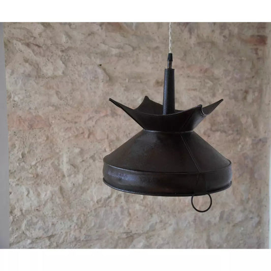 Suspension industrielle entonnoir de vigneron, patine viellie et rouille stabilisée.