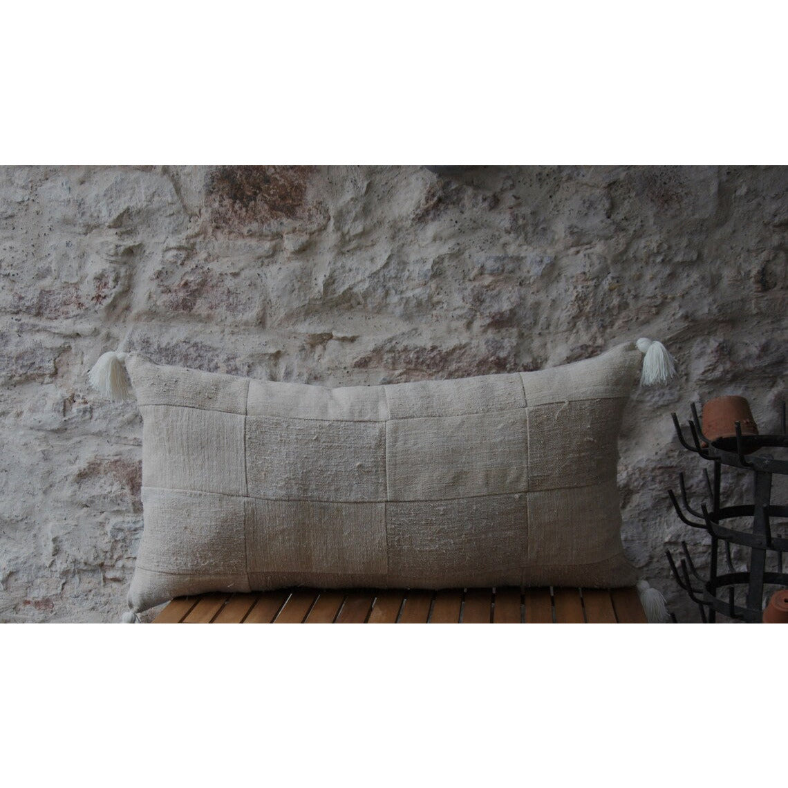 Long coussin patchwork de chanvre ancien bis et blanc cassé.