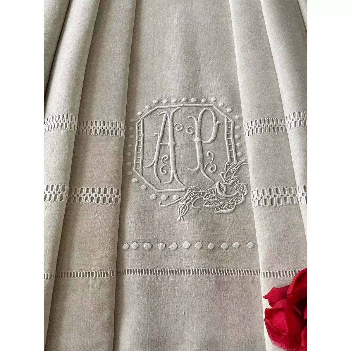 Courtepointe double face blanche et bis très lourde (6 kg), intérieur couette polyester pour isoler et avoir une meilleure tenue.