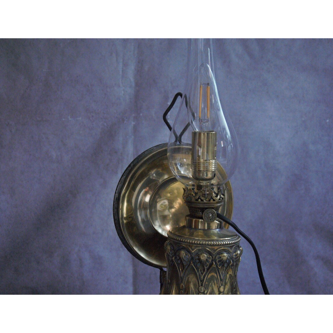 Lampe à poser dite lampe QUINQUET , ancienne lampe à pétrole électrifiée.