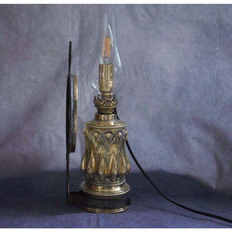 Lampe à poser dite lampe QUINQUET , ancienne lampe à pétrole électrifiée.
