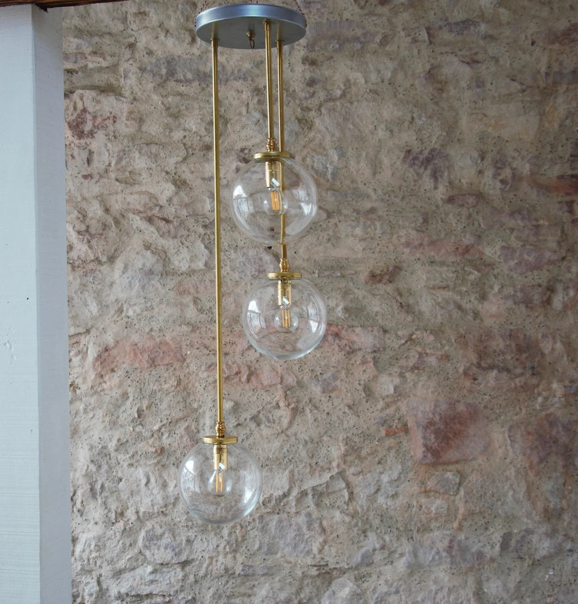Suspension moderne "Bubble" 3 branches laiton et globes en verre. Pièce unique.
