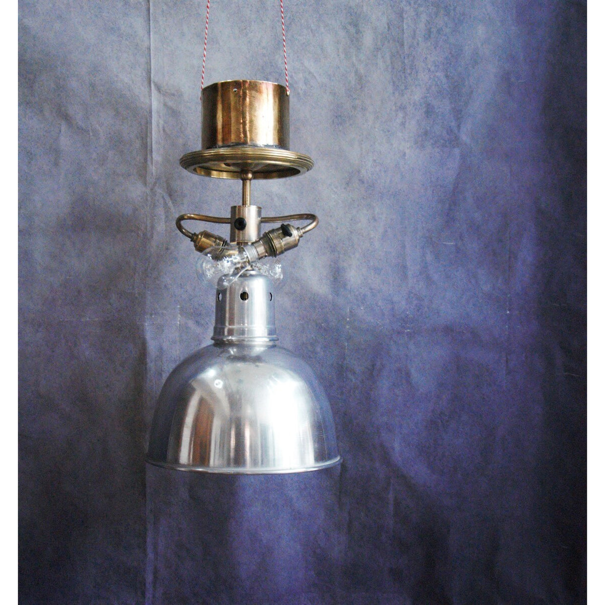 Suspension atelier upcycling aluminium et laiton massif.