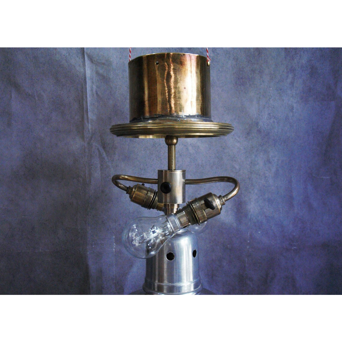 Suspension atelier upcycling aluminium et laiton massif.