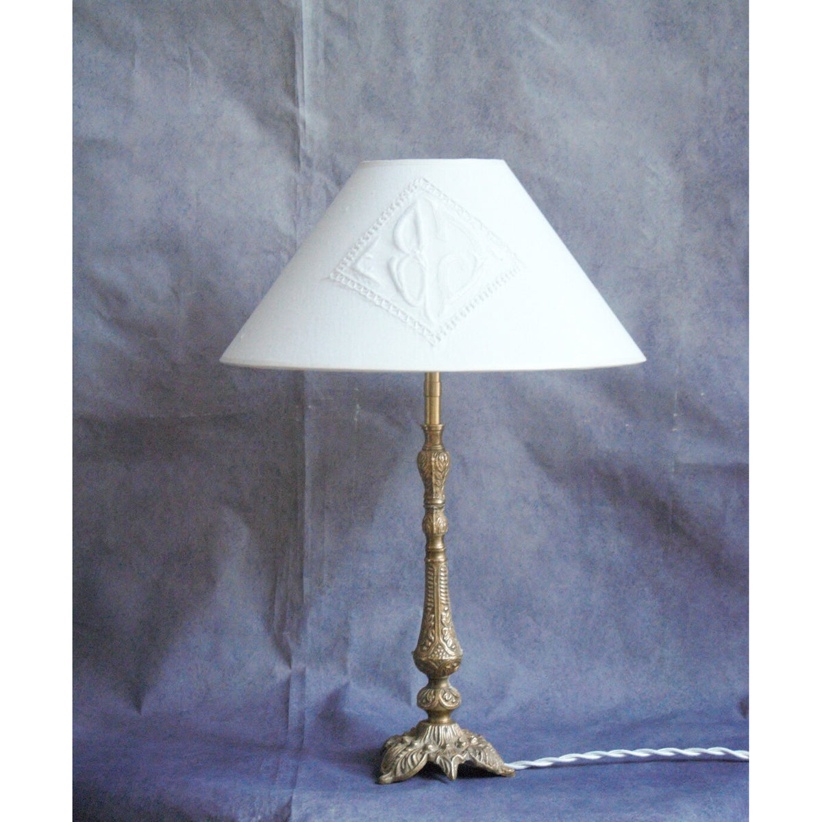 Lampe à poser en bronze , ancien pique cierge avec abat-jour en coton monogrammé.