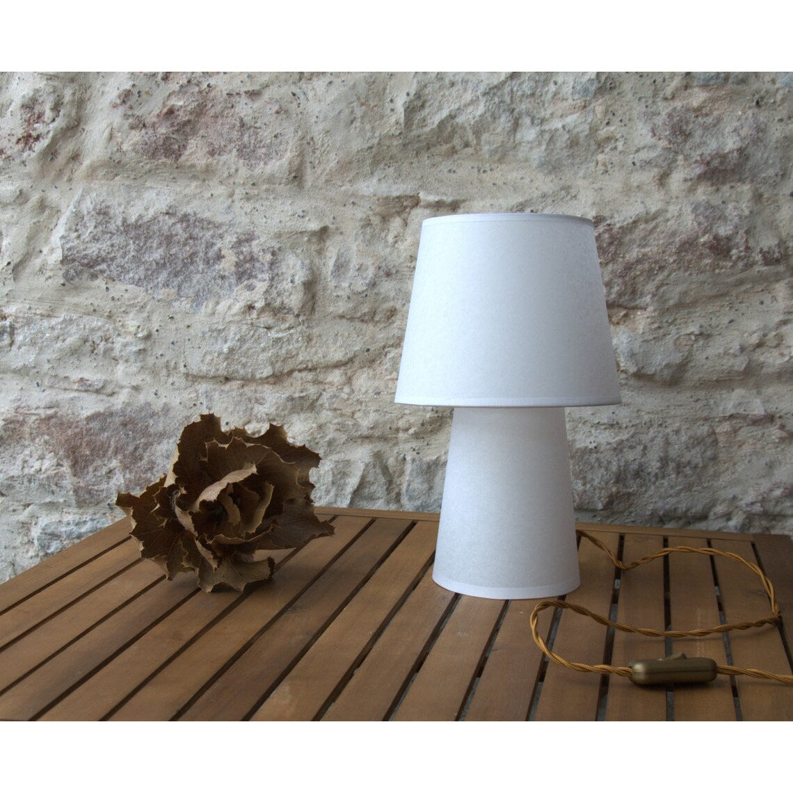 Lampe à poser monochrome blanche, papier chamois.