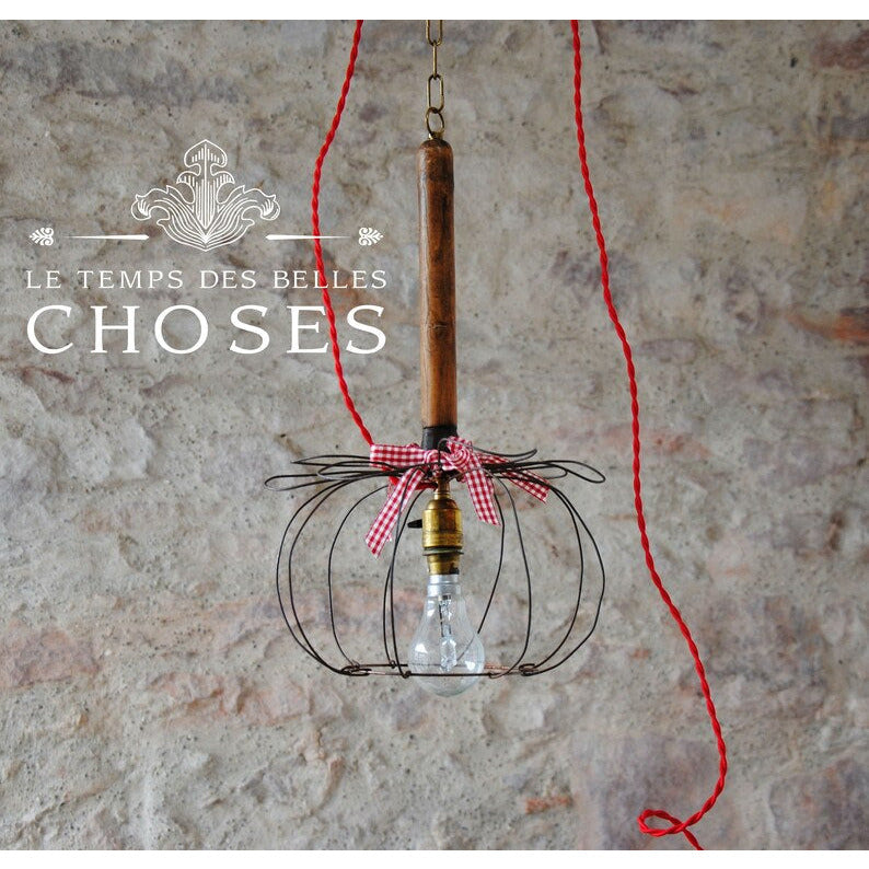 Lampe à poser ou suspendre , baladeuse nomade , ancien fouet de cuisine remanié. Pièce unique.