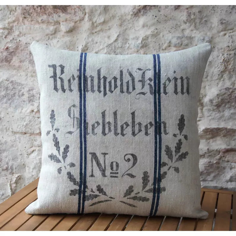 Coussin lin à chevrons et liteau bleu estampillé et monogrammé sac à grains ancien. Pièce unique.