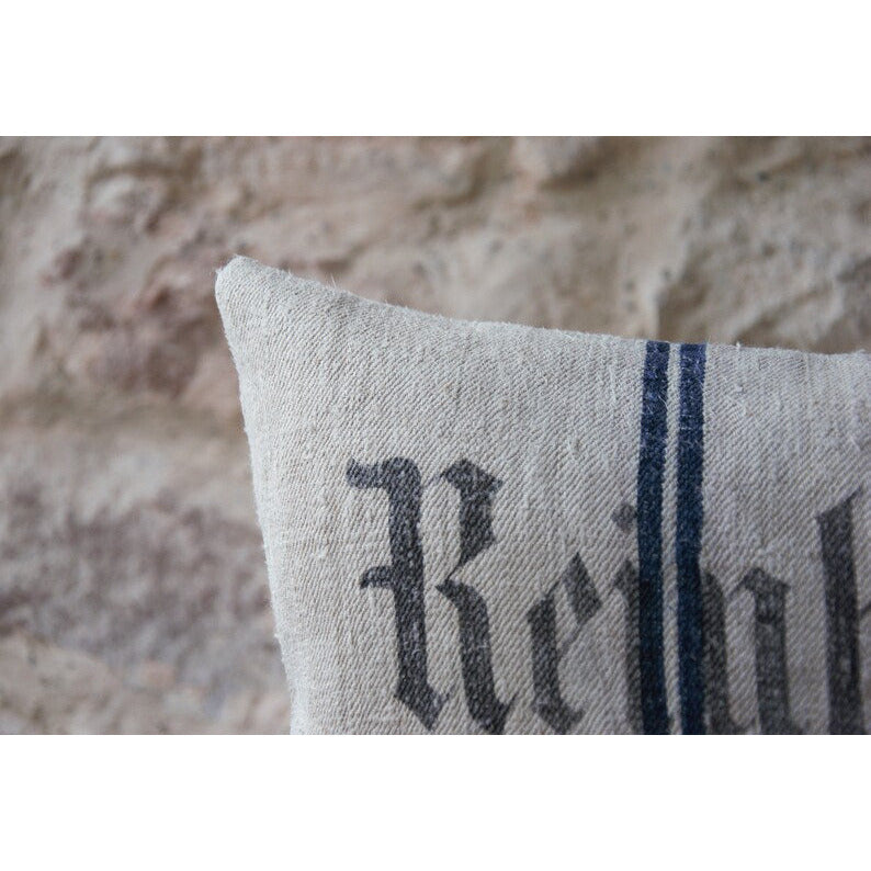 Coussin lin à chevrons et liteau bleu estampillé et monogrammé sac à grains ancien. Pièce unique.