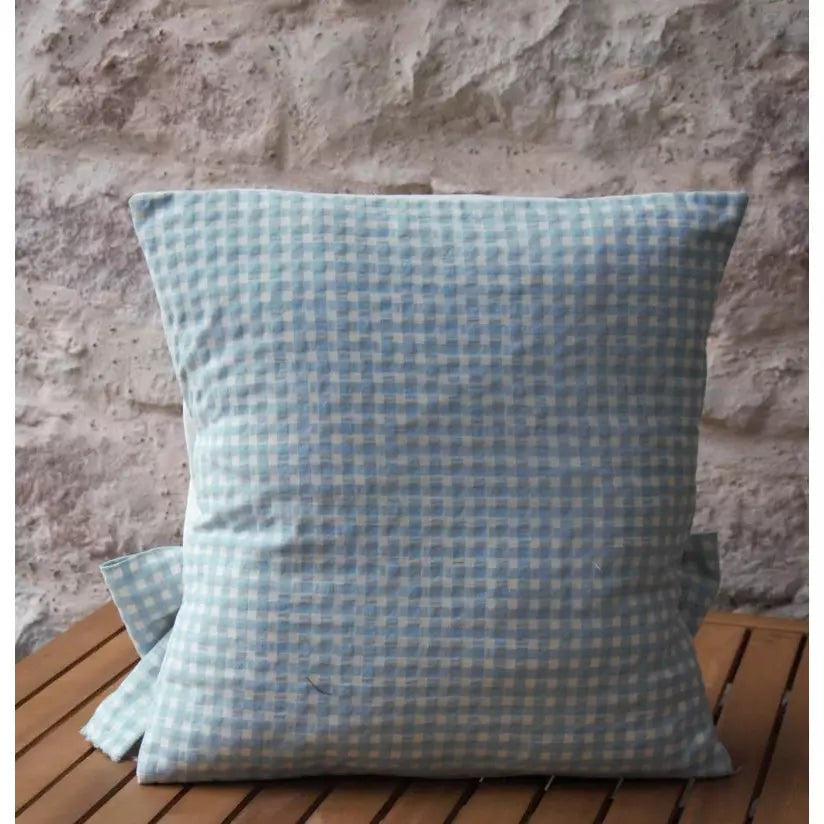 Coussin décoratif vichy bleu et blanc , lin au dos du coussin.
