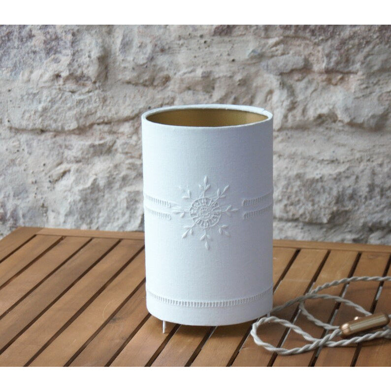 Petite lampe à poser abat-jour coton blanc ancien brodé de fleurs et jours échelle sur polyphane or.
