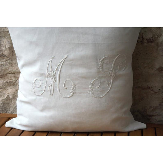 Coussin décoratif blanc en pur fil de lin avec un large monogramme fleuri. - Letempsdesbelleschoses