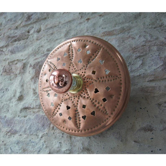 Applique lumineuse ancienne bassinoire en cuivre . Pièce unique. - Letempsdesbelleschoses