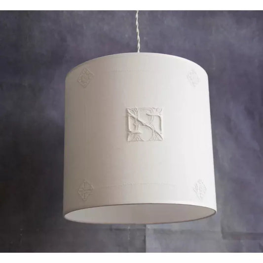 Abat-jour en fil de lin ancien All WHITE avec broderies et monogramme. - Letempsdesbelleschoses