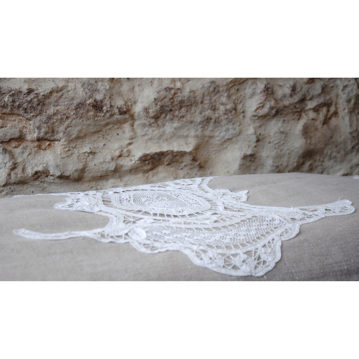 Courtepointe en lin naturel, broderies anciennes et coton à chevrons. Courtepointe shabby, chambre . - Letempsdesbelleschoses
