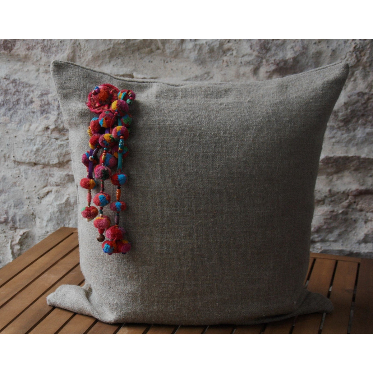 Coussin décoratif en lin naturel épais et grigri colombien.