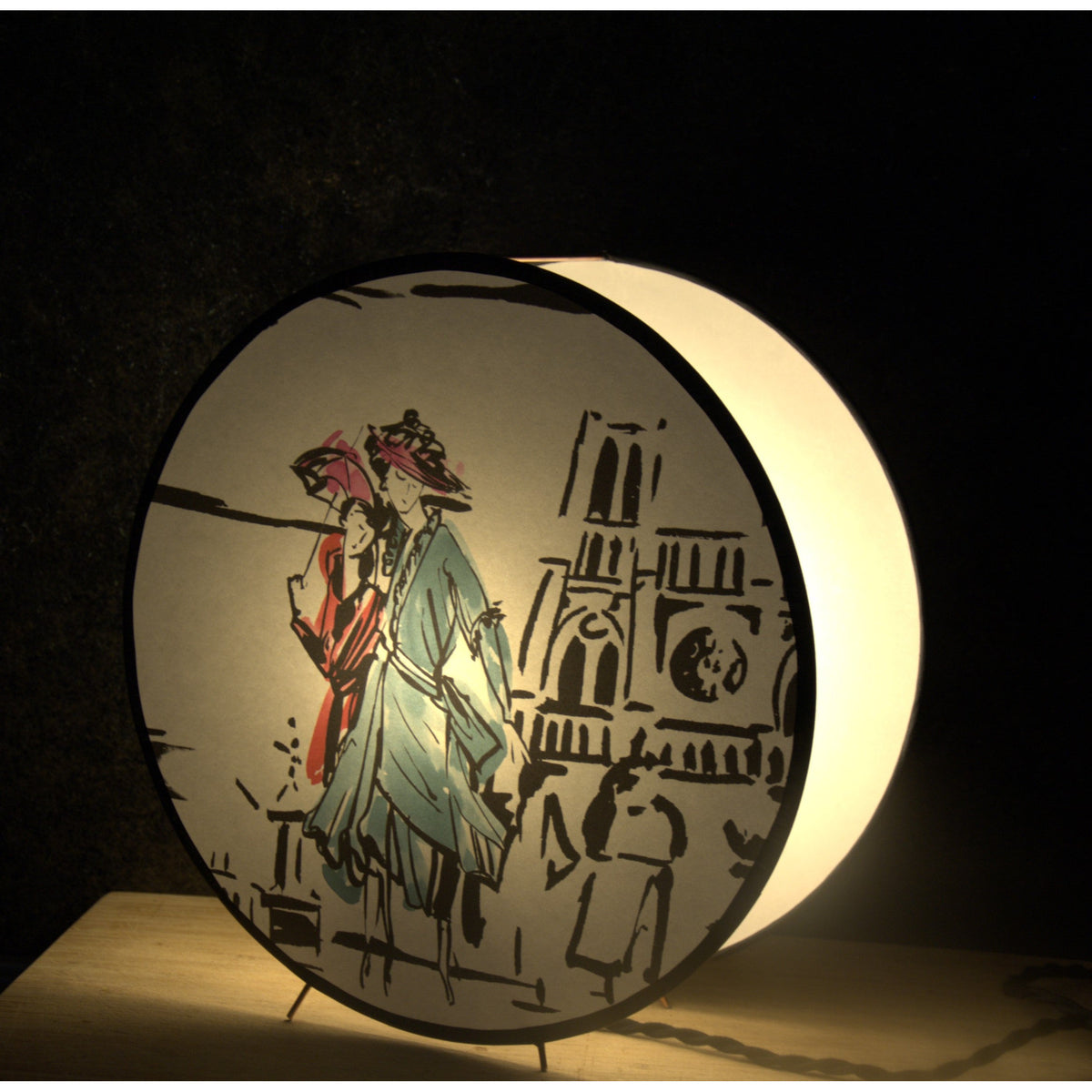 Lampe à poser sur carcasse d'abat-jour double face à pieds en cuivre, papier peint intissé de la marque Manuel Canovas