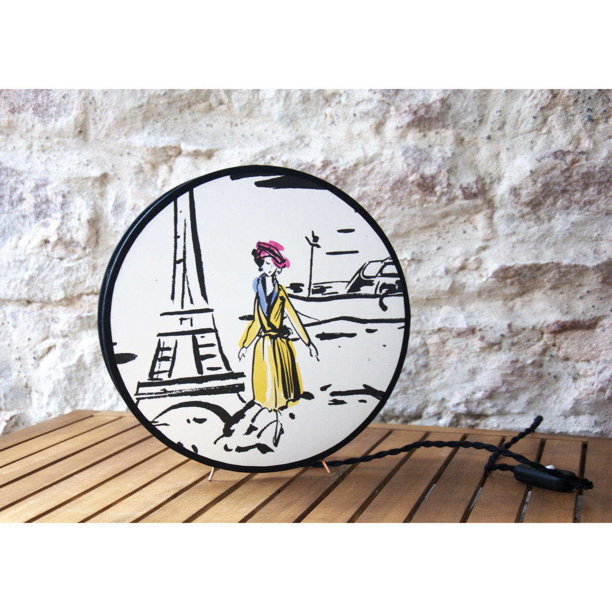 Lampe à poser sur carcasse d'abat-jour double face à pieds en cuivre, papier peint intissé de la marque Manuel Canovas