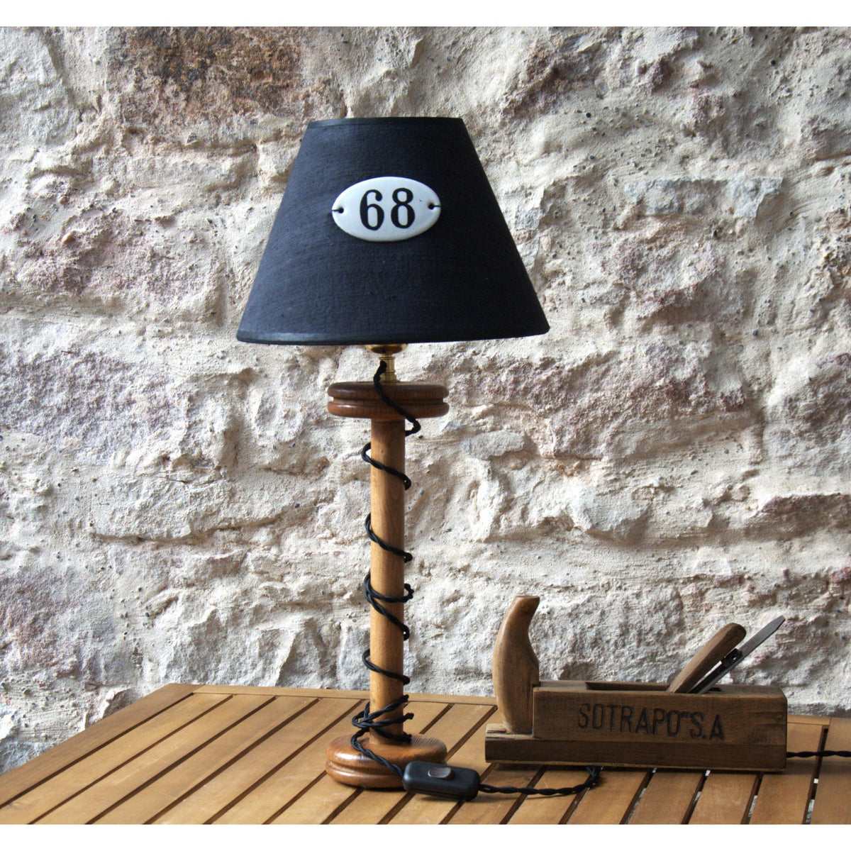 Lampe à poser bobine de fil en bois vintage, abat-jour lin noir. Pièce unique. - Letempsdesbelleschoses