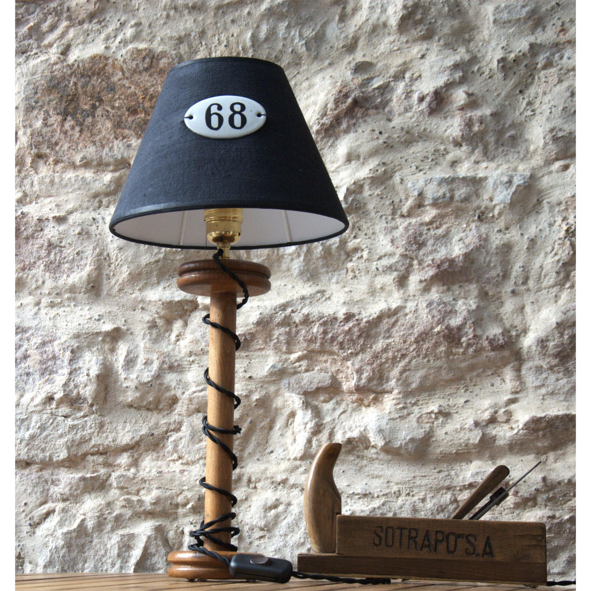 Lampe à poser bobine de fil en bois vintage, abat-jour lin noir. Pièce unique. - Letempsdesbelleschoses