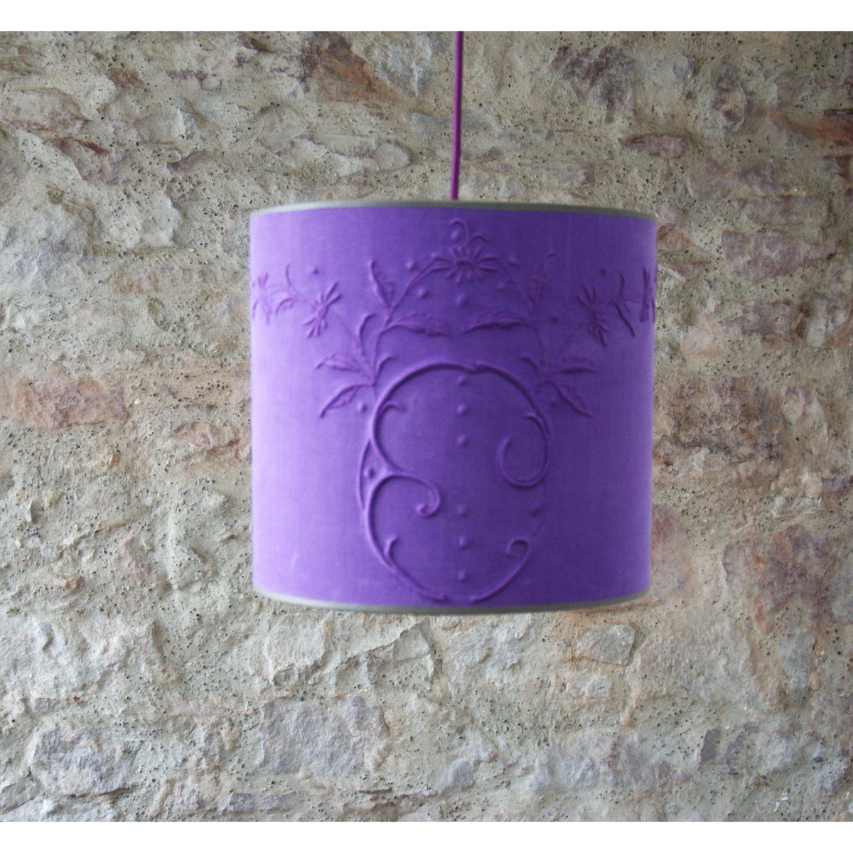 Abat-jour tambour recouvert d'un tissu ancien violet brodé et monogrammé. - Letempsdesbelleschoses