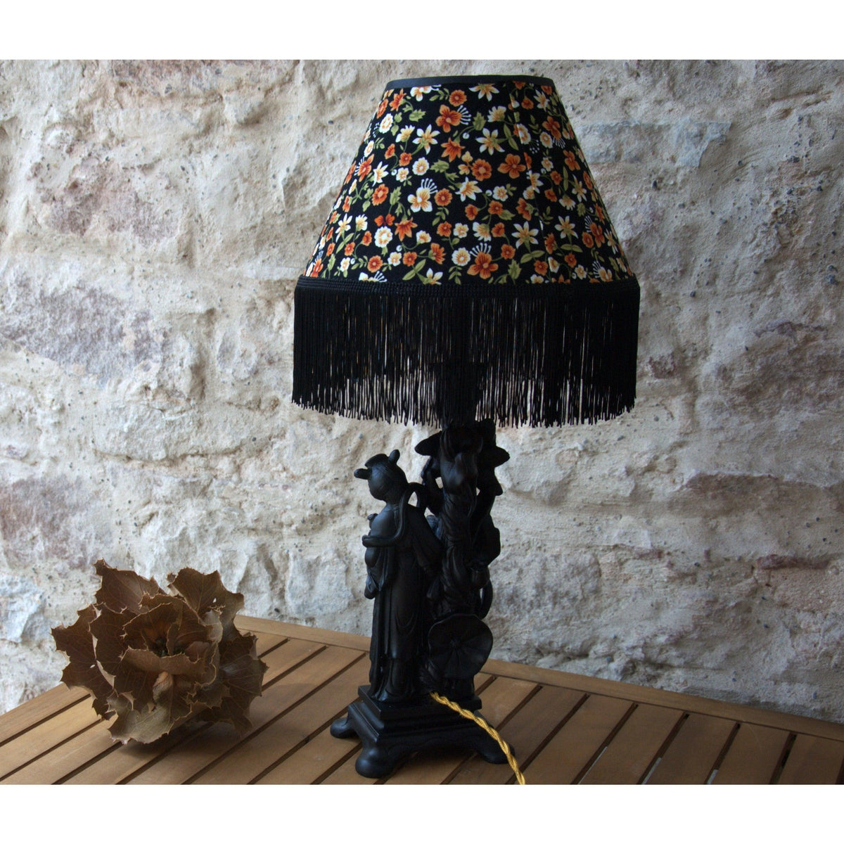 Lampe à poser Geishas noire, abat-jour doble face velours et soie . Pièce unique. - Letempsdesbelleschoses