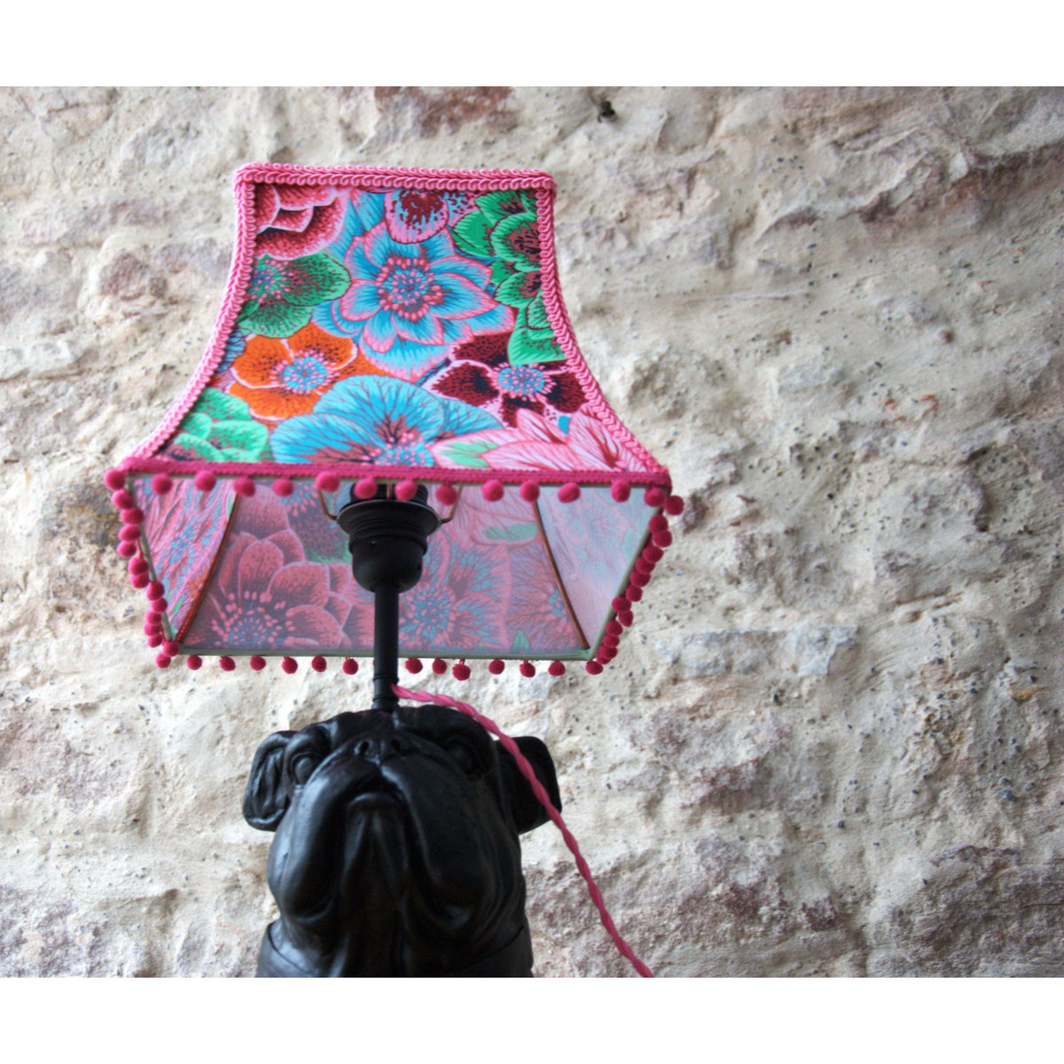 Lampe à poser Figaro, bouledogue anglais, abat-jour pagode tissu Kaffe Fassett Hellébores . - Letempsdesbelleschoses