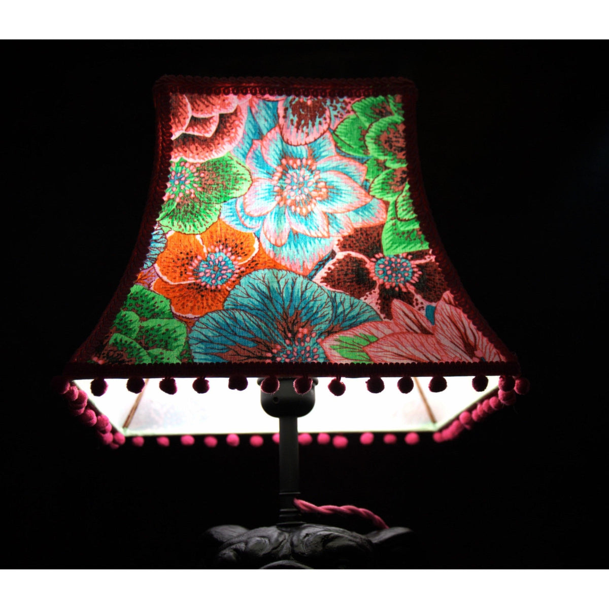Lampe à poser Figaro, bouledogue anglais, abat-jour pagode tissu Kaffe Fassett Hellébores . - Letempsdesbelleschoses