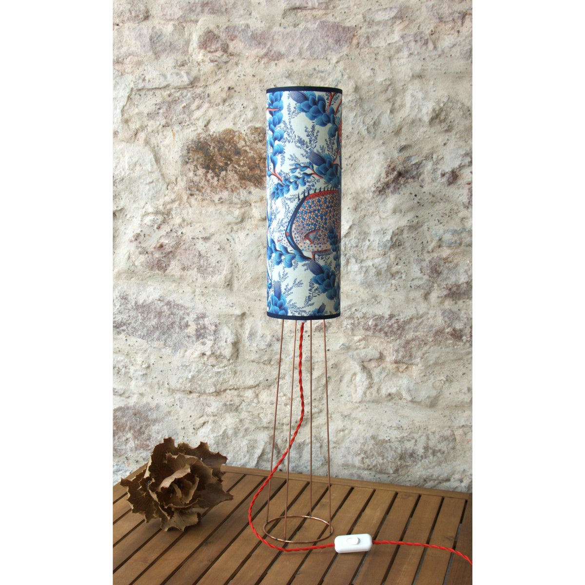 Lampe à poser abat jour papier peint Aquarium , trépied ovale cuivre. - Letempsdesbelleschoses