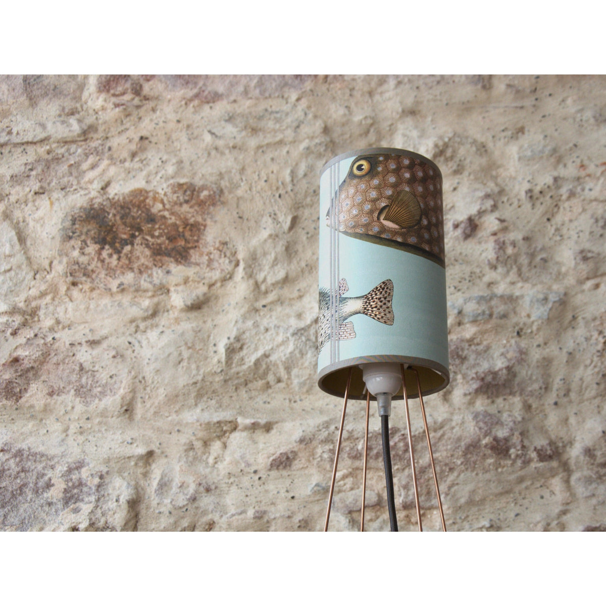 Lampe à poser abat-jour sur trépied cuivre , papier peint Aquarium de chez Cole and Son - Letempsdesbelleschoses