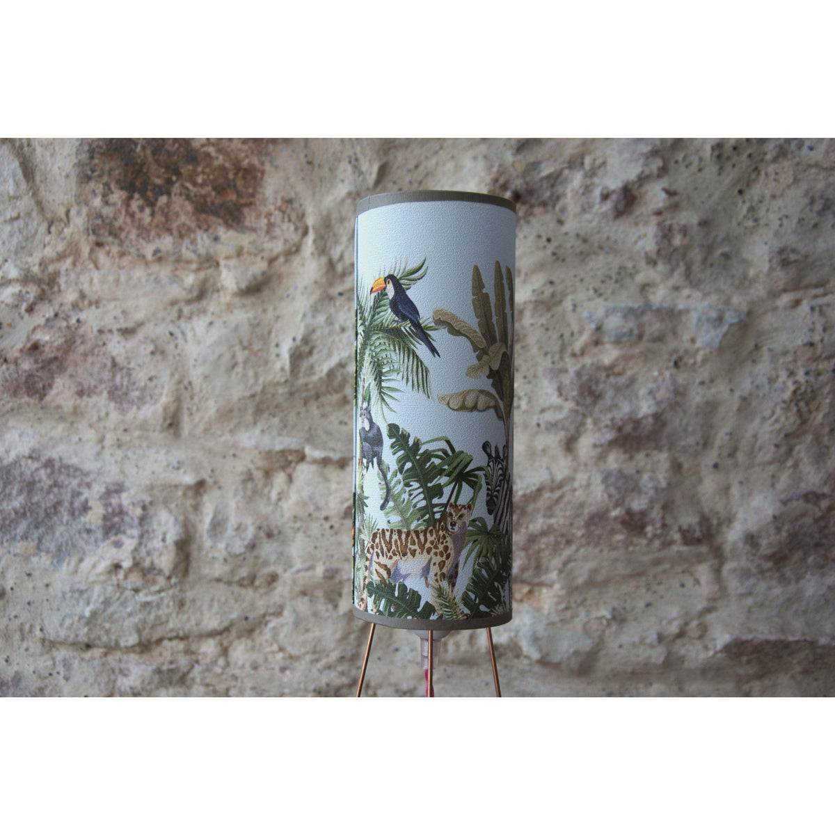 Lampe à poser enfants abat-jour papier peint jungle de chez Sigmurd Wallarts. - Letempsdesbelleschoses