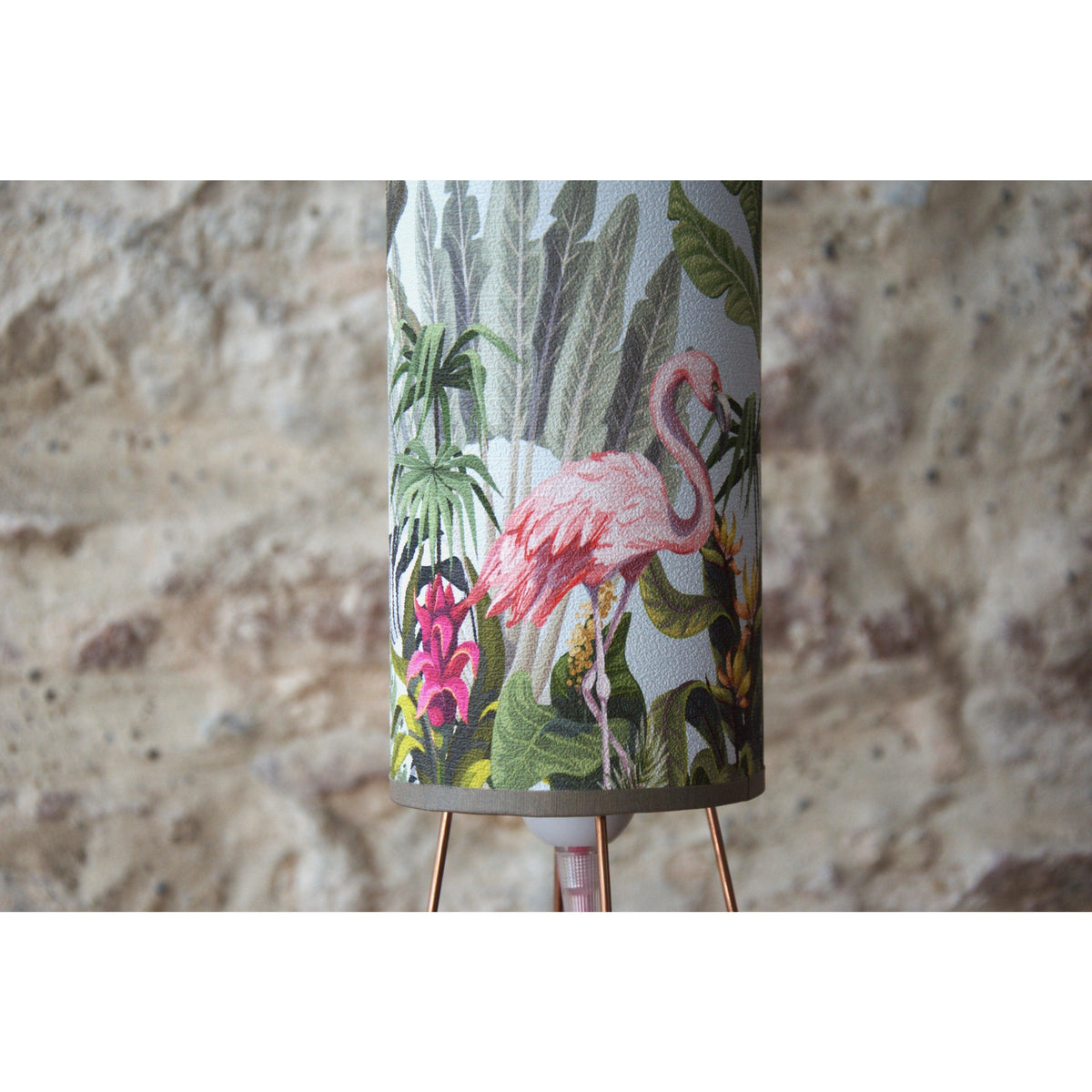 Lampe à poser enfants abat-jour papier peint jungle de chez Sigmurd Wallarts. - Letempsdesbelleschoses