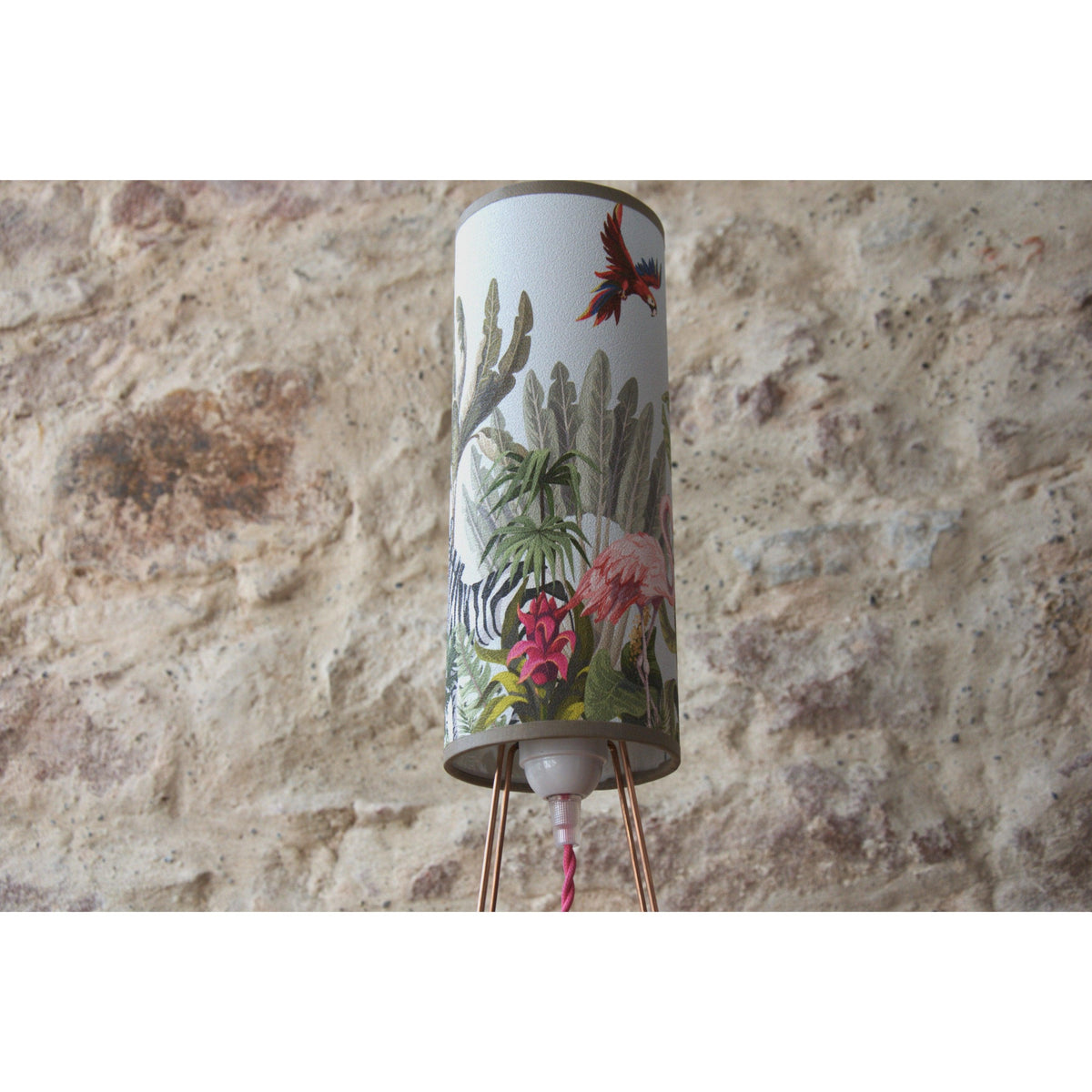 Lampe à poser enfants abat-jour papier peint jungle de chez Sigmurd Wallarts. - Letempsdesbelleschoses