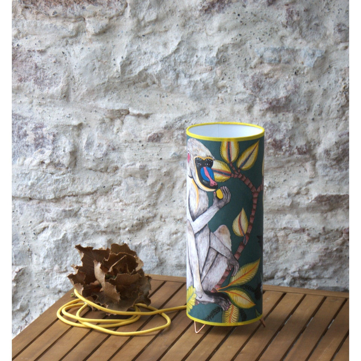 Lampe à poser abat jour conique, papier peint Babouin de Cole and Son. - Letempsdesbelleschoses
