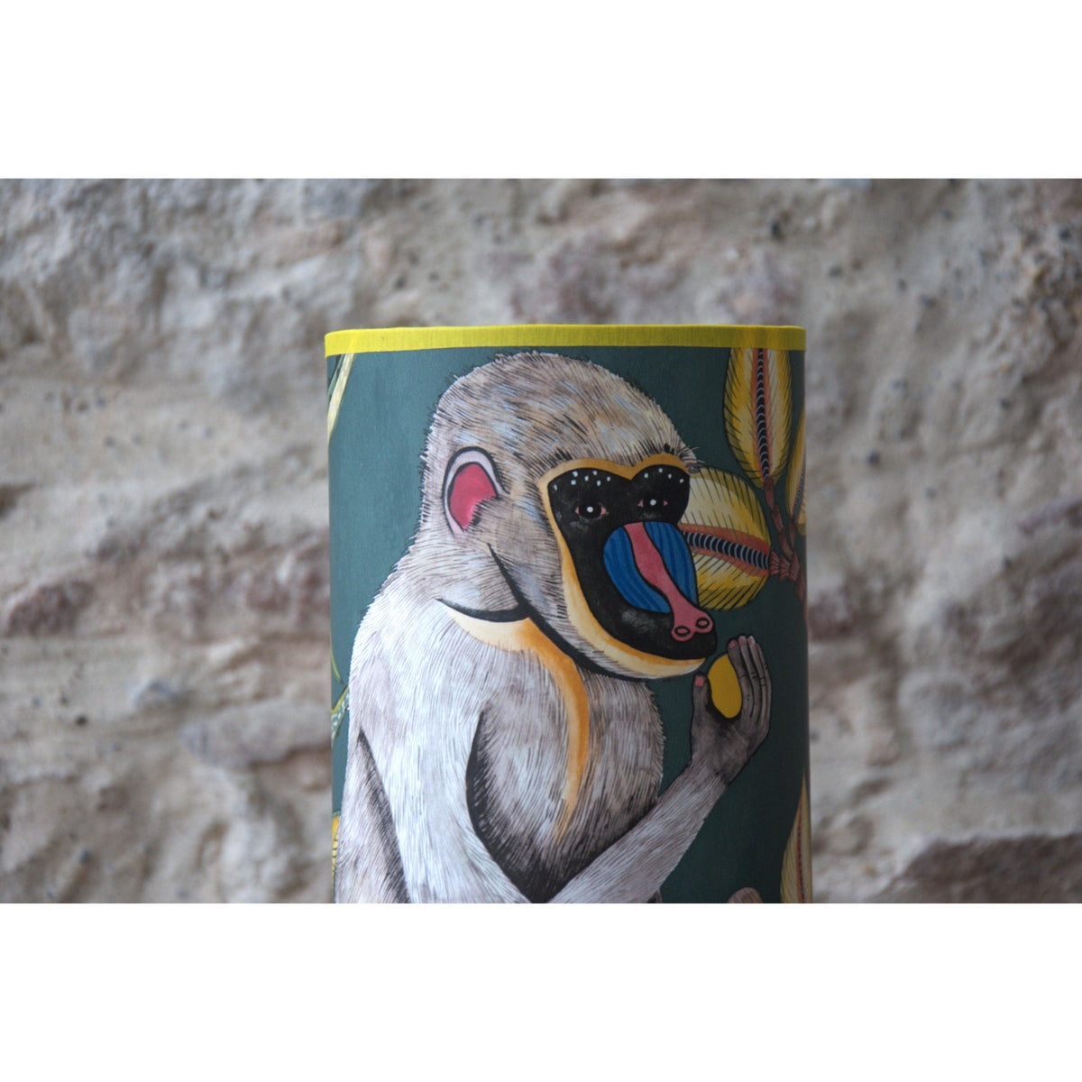 Lampe à poser abat jour conique, papier peint Babouin de Cole and Son. - Letempsdesbelleschoses