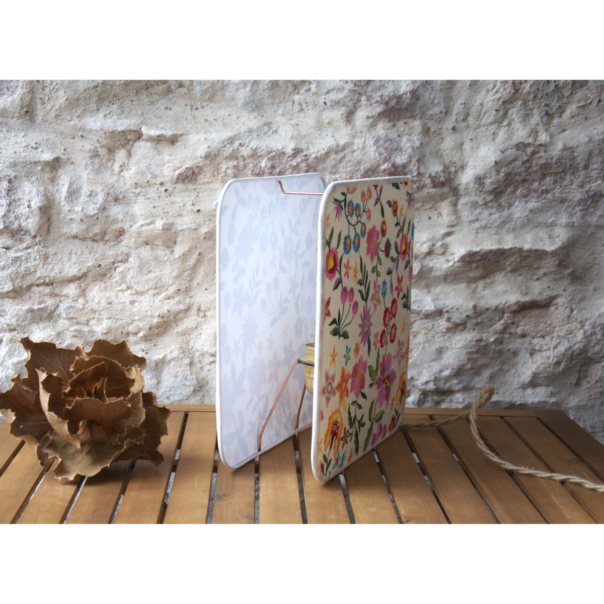 Lampe à poser abat-jour carré double face tissu fleuri soie et polyester