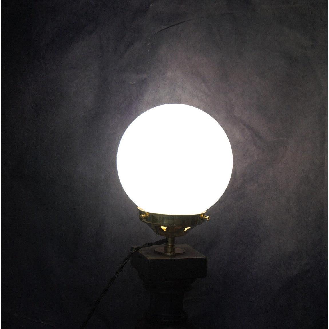 Lampe à poser balustre en bois patinée et opaline blanche. - Letempsdesbelleschoses