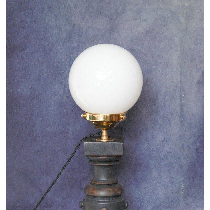 Lampe à poser balustre en bois patinée et opaline blanche. - Letempsdesbelleschoses