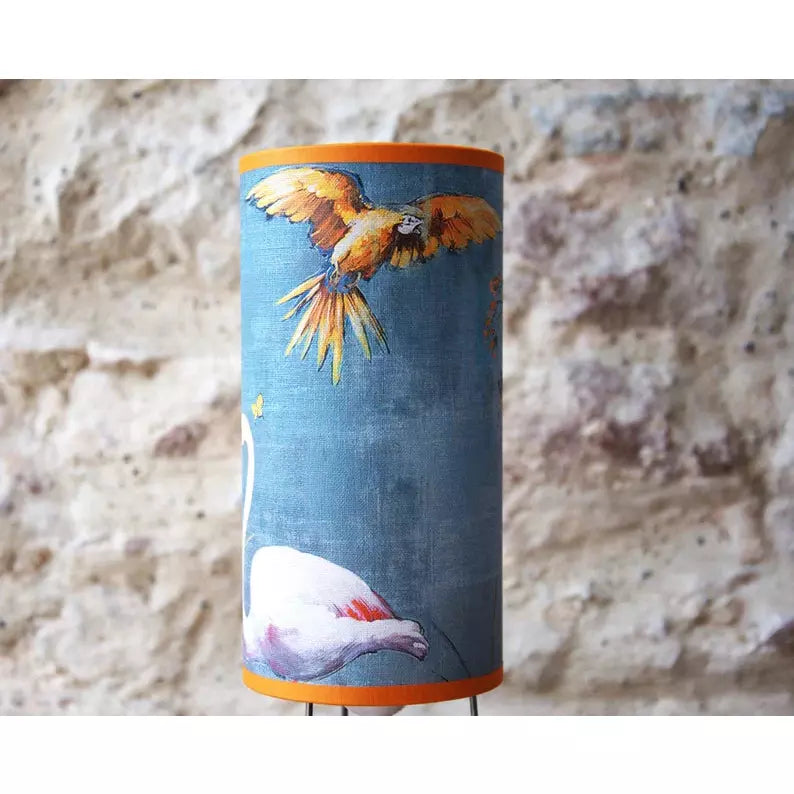 Petite lampe à poser sur trépied en métal , abat-jour papier peint chinoiserie fleurs et oiseaux. Pièce unique. - Letempsdesbelleschoses