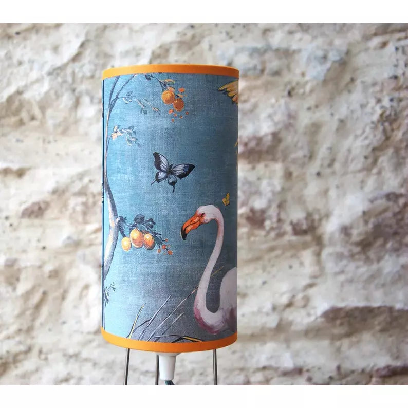 Petite lampe à poser sur trépied en métal , abat-jour papier peint chinoiserie fleurs et oiseaux. Pièce unique. - Letempsdesbelleschoses