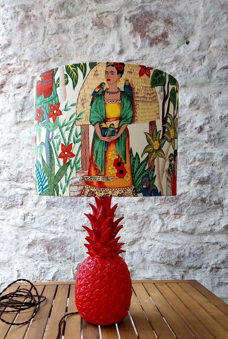 Lampe à poser "Frida's Garden", ananas en résine rouge et abat-jour tambour. Pièce unique.