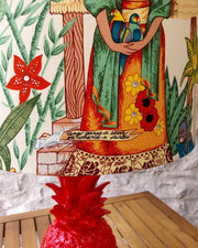 Lampe à poser "Frida's Garden", ananas en résine rouge et abat-jour tambour. Pièce unique.