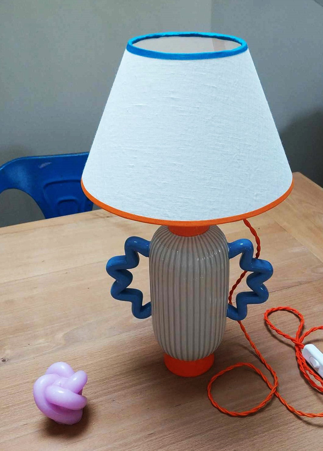 Lampe à poser  "AKASA"vase en dolomite, abat-jour lin blanc. Pièce unique.